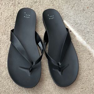 NWOT A New day size 10 black Sandal
